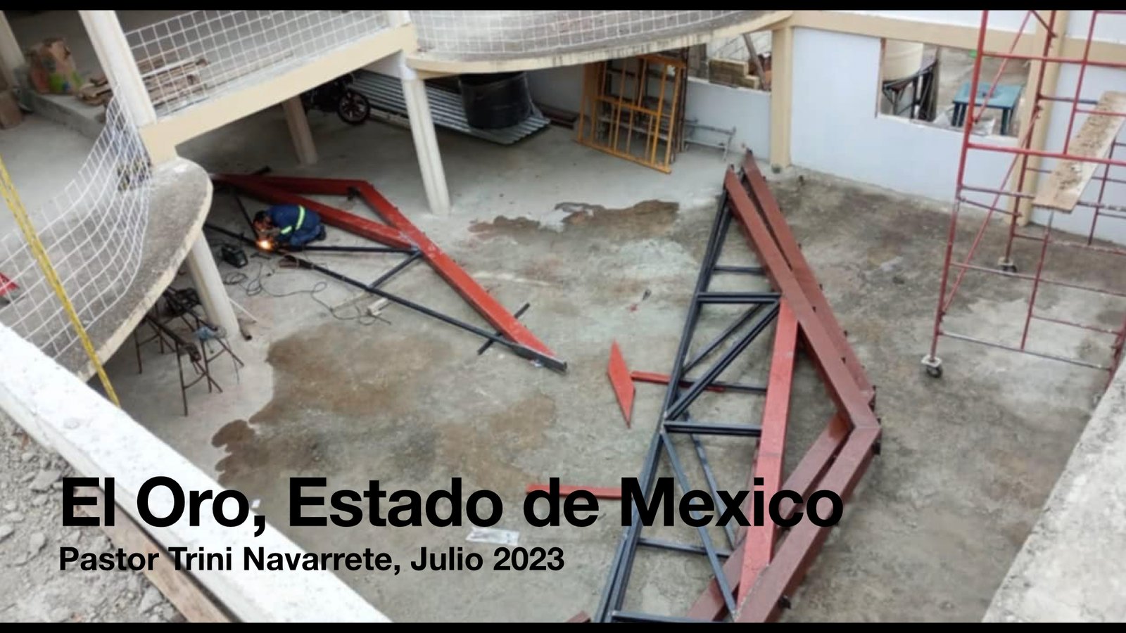 Instalación de estructura para techo en iglesia de México