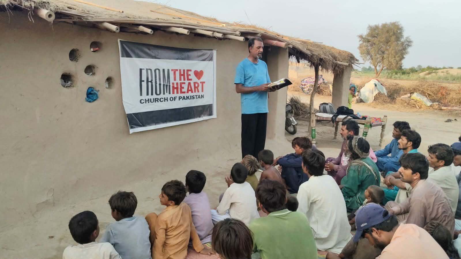 Comunidad reunida en una iglesia de Pakistán