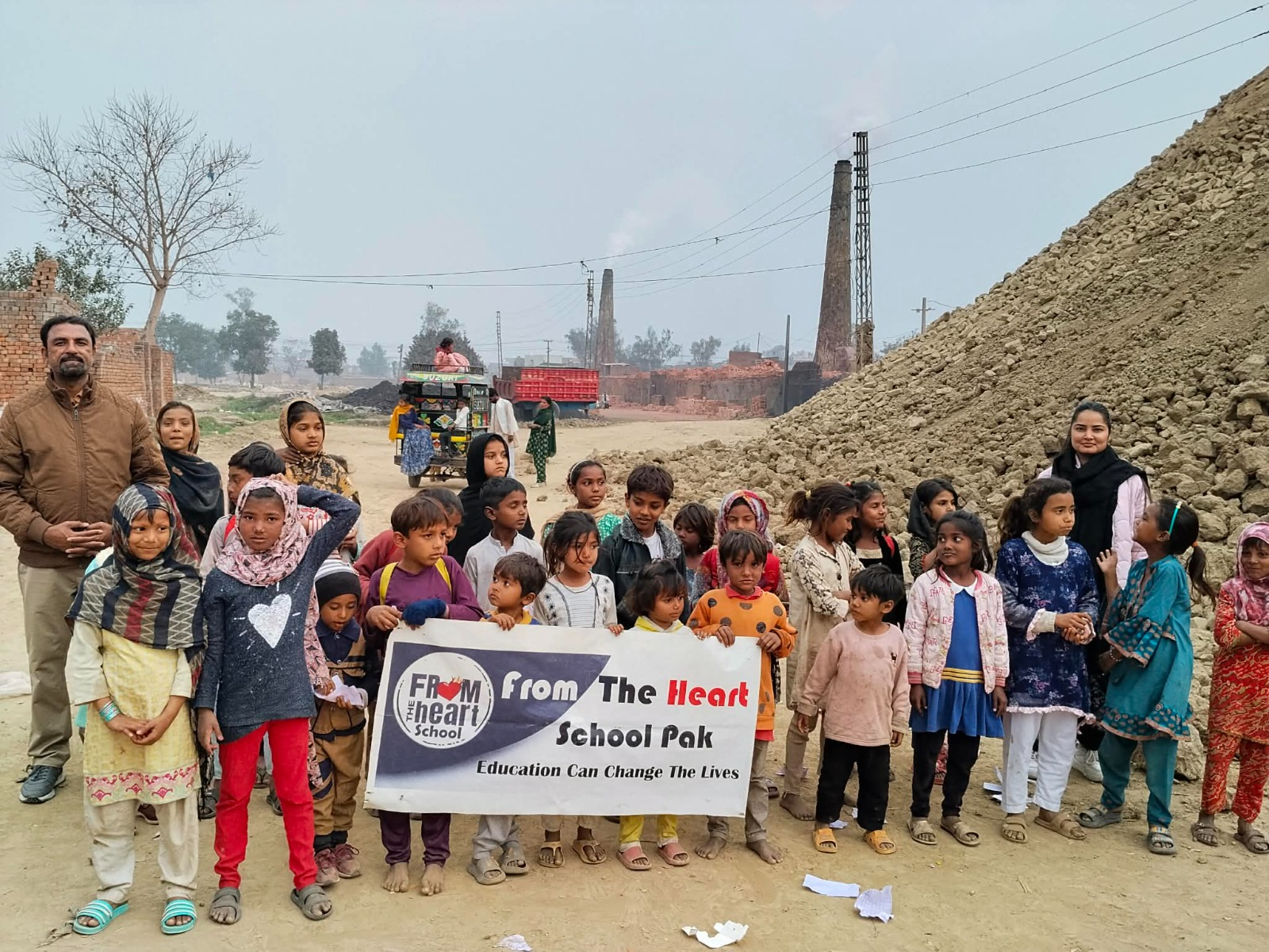 Niños de From The Heart School en Pakistán