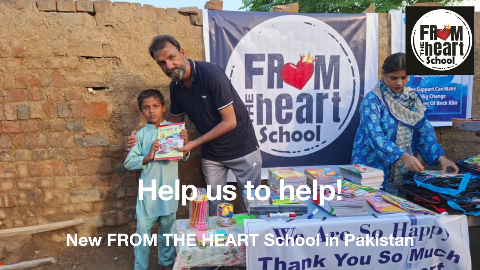 Entrega de útiles escolares en Pakistán