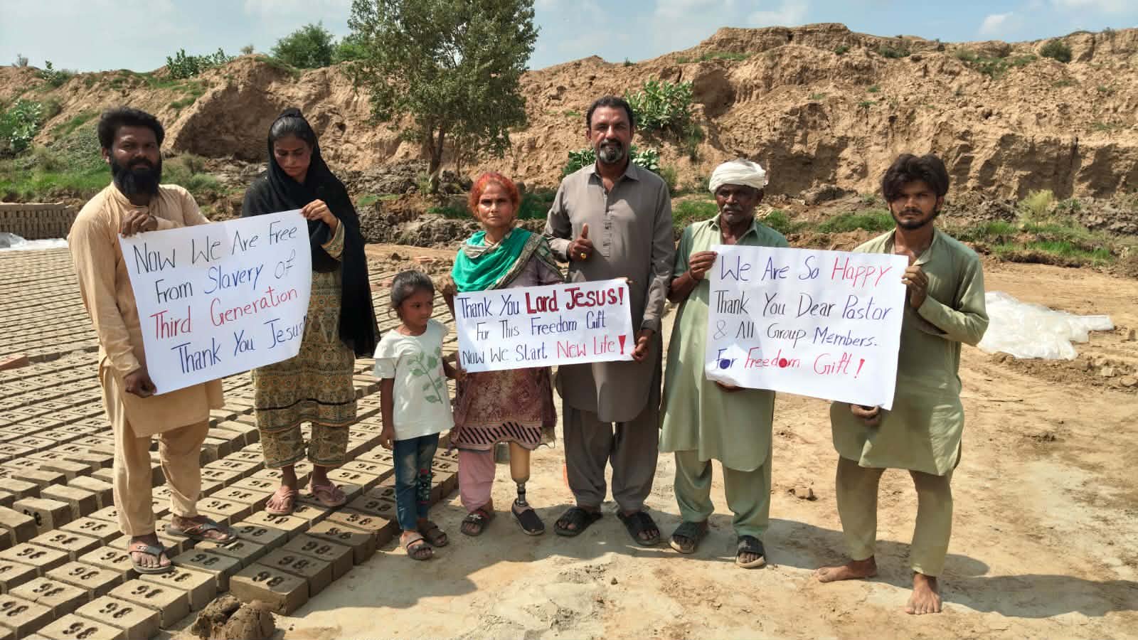 Familia celebrando su libertad en Pakistán