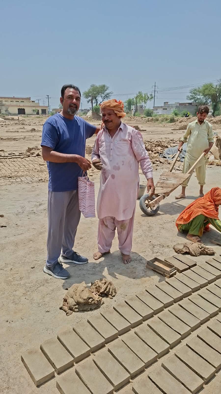 Trabajadores entre filas de ladrillos en Pakistán